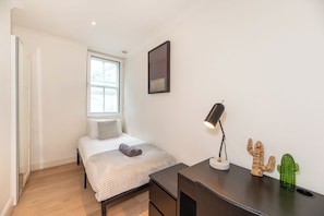 2 habitaciones, escritorio y tabla de planchar con plancha 