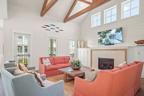 Smart-TV, Kamin, DVD-Player, Bücher