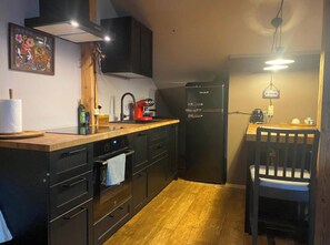 Fridge, oven, stovetop, dishwasher