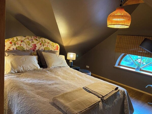 1 غرفة نوم وخزنة داخل الغرفة ومكواة/لوح كي وسرير سفر