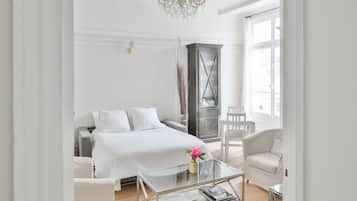 1 chambre, bureau, fer et planche à repasser, lit parapluie