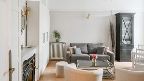 Una sala de estar moderna con chimenea, un sofá, una mesa de centro y una zona de comedor.