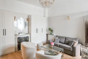 TV connectée, cheminée, livres