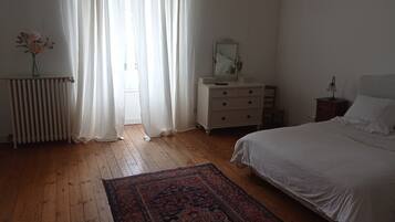 5 habitaciones, tabla de planchar con plancha y cuna de viaje