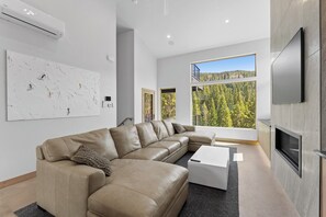 Een smart-tv en een open haard