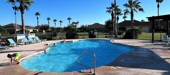 Charming 2-bedroom condo with WiFi and fitness room in Laguna Vista. Sleeps 6