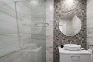 Dusche, Haartrockner, Handtücher