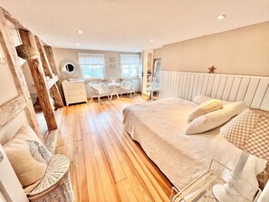 5 bedrooms, travel crib, free WiFi, bed sheets