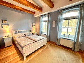 5 bedrooms, travel cot, free WiFi, bed sheets