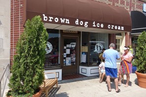 Una tienda con un letrero que dice 'brown dog ice cream'.