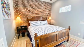 1 bedroom, WiFi, bed sheets - Crab Crib Loft in Historic Downtown Cape Charles (Cape Charles)