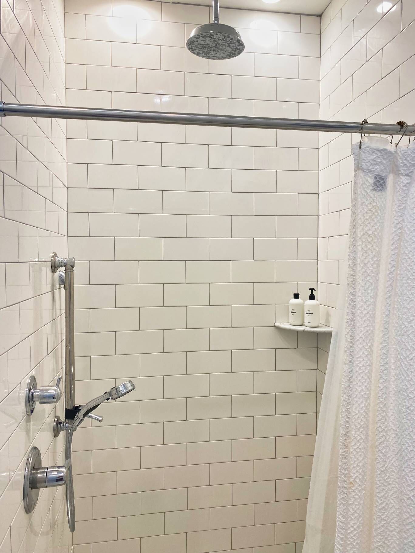 Dusj, hårføner og håndklær