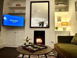 TV, fireplace, stereo - Luxury flat in Shoreditch with terrace on iconic Columbia Road, London (Greater London)