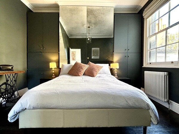 2 bedrooms, iron/ironing board, free WiFi, bed sheets - Luxury flat in Shoreditch with terrace on iconic Columbia Road, London (Greater London)