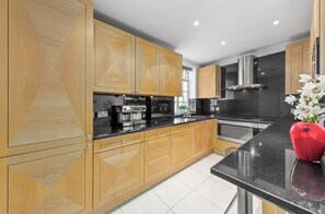 Fridge, oven, dishwasher - Luxury 3-bedroom apartment in Knightsbridge/Harrods with AC (London)
