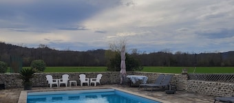 Gîte at the foot of the Pyrenees, ocean 1h15 away, property with swimming pool and tennis court.