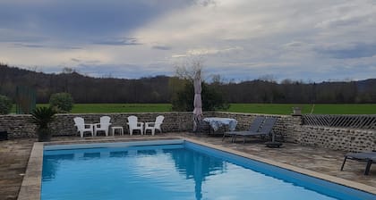 Gîte at the foot of the Pyrenees, ocean 1h15 away, property with swimming pool and tennis court.