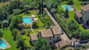 A large estate with multiple swimming pools, stone buildings, and lush greenery. - SCAPPO IN UMBRIA, la quiete farmhouse (Umbria)