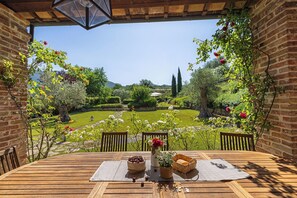 Outdoor dining - ESCAPE IN UMBRIA, la quiete farmhouse (Umbria)