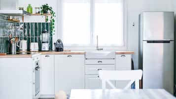 Fridge, oven, dishwasher, coffee/tea maker