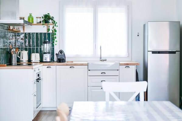 Fridge, oven, dishwasher, coffee/tea maker