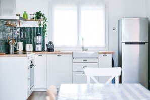 Fridge, oven, dishwasher, coffee/tea maker