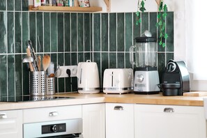 Refrigerador, horno, lavavajillas y cafetera y tetera 