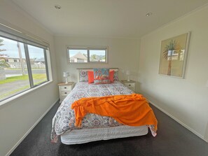 3 bedrooms, Internet, bed sheets - Spacious 3BR Beach House Near the Park (Whangamata)