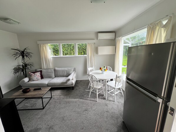 Smart TV - La Casa Bonita Auckland Beautiful Apartment with Garden Views next 2 New Market. (Auckland)