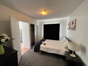 1 bedroom, iron/ironing board, WiFi, bed sheets - La Casa Bonita Auckland Beautiful Apartment with Garden Views next 2 New Market. (Auckland)