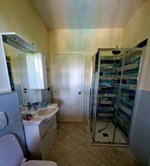 Shower, hair dryer, bidet, towels - The house among the vines (Sant'Andrea)