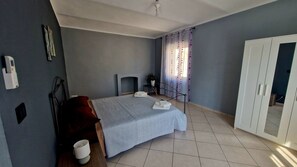 4 bedrooms, iron/ironing board, WiFi, bed sheets