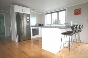 Fridge, microwave, oven, stovetop - Modern Spacious 4BR Bach with Large Deck (Whangamata)