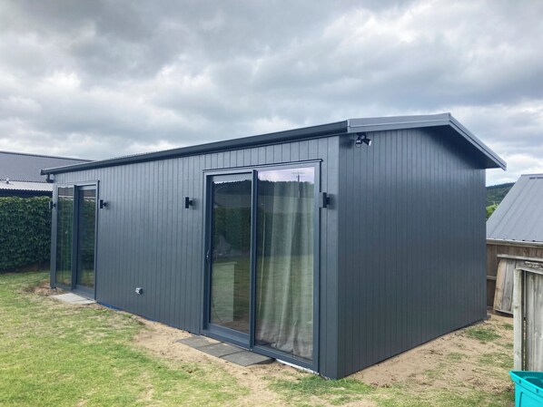 Exterior - Modern Spacious 4BR Bach with Large Deck (Whangamata)