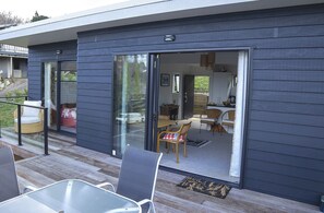 Outdoor dining - Cosy 2BR Home Near Town, Ensuite & Modern Amenities (Whangamata)