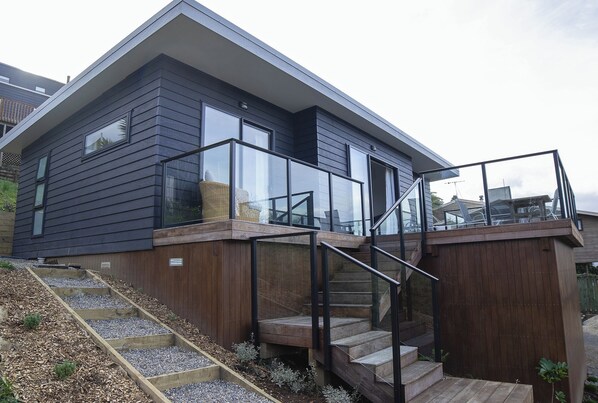 Exterior - Cosy 2BR Home Near Town, Ensuite & Modern Amenities (Whangamata)