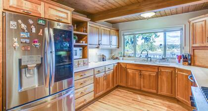 Lakefront Home w/ Fire Pit, Dock in Kent!