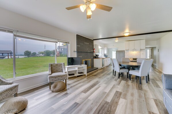 Interior - Walk to Lake St Clair - Michigan Getaway! (Harrison)