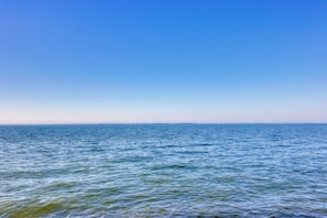 Ein ruhiges Meer unter wolkenlosem Himmel.