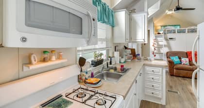 Lakeland Cottage w/ Pool Access + Screened Porch!
