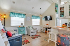 Cottage (2 Bedrooms) | Interior - Lakeland Cottage w/ Pool Access + Screened Porch! (Lakeland)