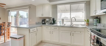 8 Mi to State Farm Stadium: Glendale Home w/ Grill