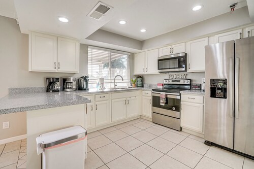 8 Mi to State Farm Stadium: Glendale Home w/ Grill