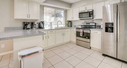 8 Mi to State Farm Stadium: Glendale Home w/ Grill