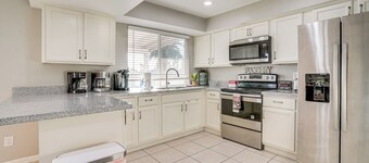 8 Mi to State Farm Stadium: Glendale Home w/ Grill