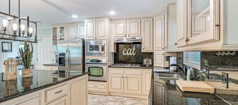 Walk to Texas A&m: College Station Home w/ Yard!