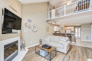 Interior - 'lake It Easy' Waterfront Ozarks Condo w/ Balcony! (Camdenton)