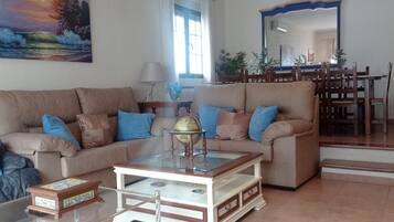 TV, lareira, videogames, mesa de pingue-pongue