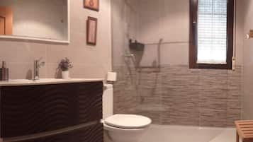 Shower, hair dryer, bidet, towels