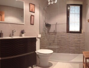 Shower, hair dryer, bidet, towels